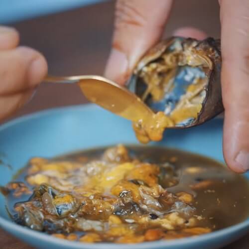 Sortez délicatement les œufs de crabes