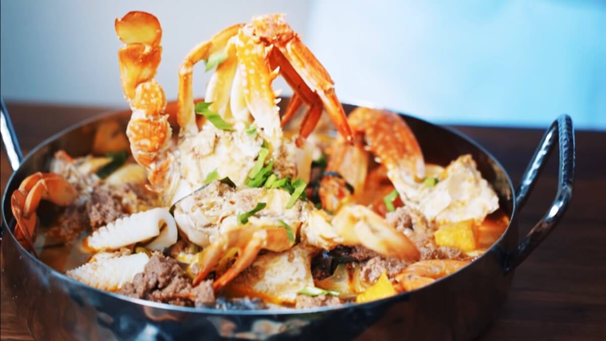Fondue de crabes aux fruits de mer – Lẩu hải sản