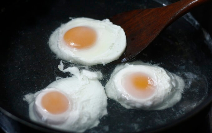 L'ajout d'un peu de vinaigre donne une belle forme aux œufs pochés