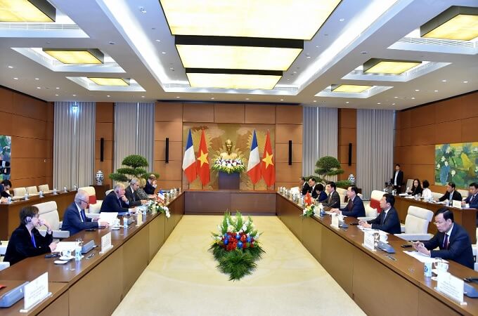 La France est prête à discuter pour apporter des fonds