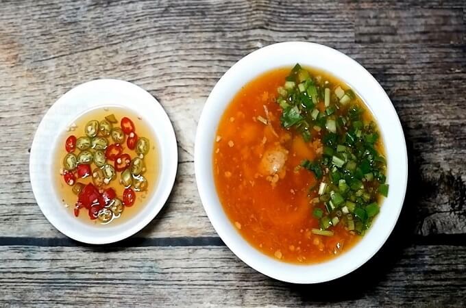 La soupe de nouilles « Bánh Canh Nam Phổ » avec le goût épicé du piment vert