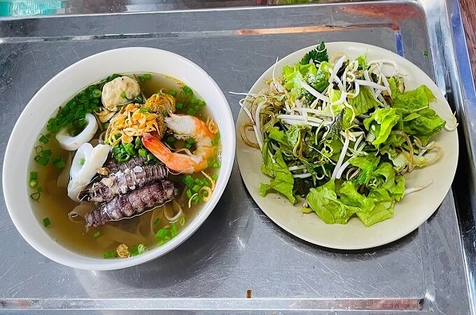 La soupe de vermicelles de riz aux crevettes-mantes « Bún Hải Sản Bề Bề »