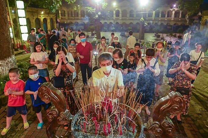 Cérémonie d'offrande d'encens pour exprimer sa gratitude aux ancêtres