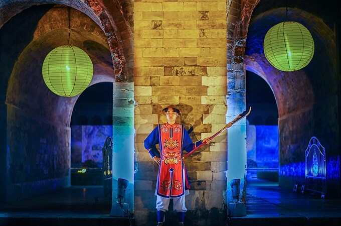 Le personnel de la relique Doan Mon porte des uniformes de garde