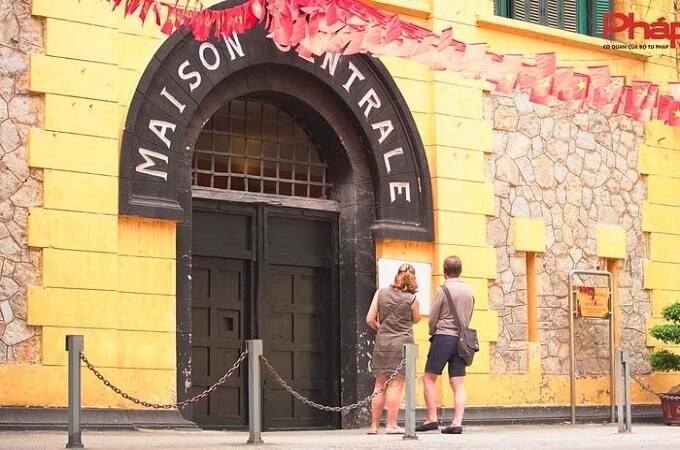 Devant la Maison Centrale de Hanoi