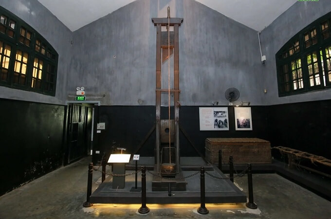 Exemple typique est la guillotine géante, l’arme la plus utilisée à cette époque