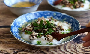 Le Bánh đúc nóng, flan de riz accompagné d’une sauce de soja