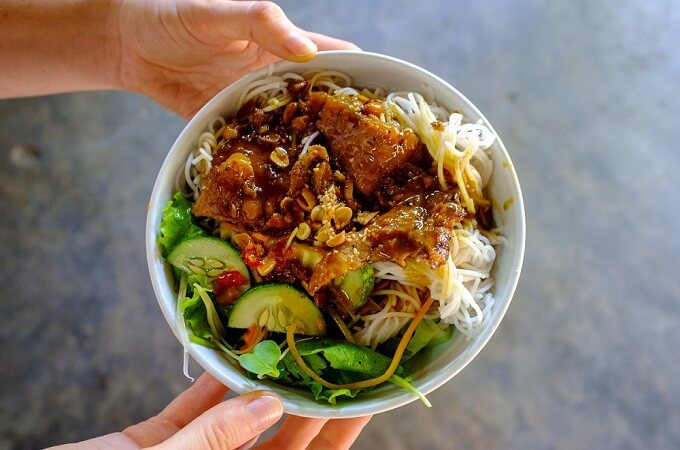 Le bún thịt nướng à Hue a l'air simple, mais sa sauce trempette ne l'est pas