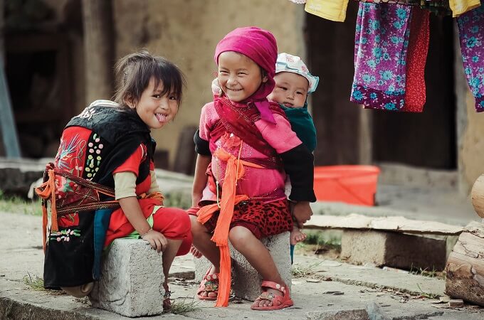 Le porte-bébé est recommandé pour vos visites dans les lieux avec espace restreint