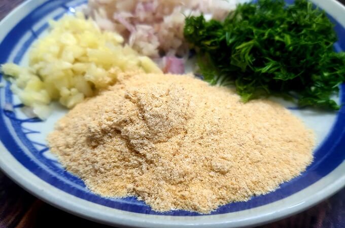 La poudre de riz grillé à la fin de la marinade