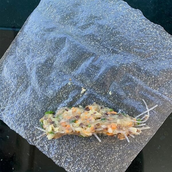 Ajoutez chaque cuillère de garniture dans la galette de riz