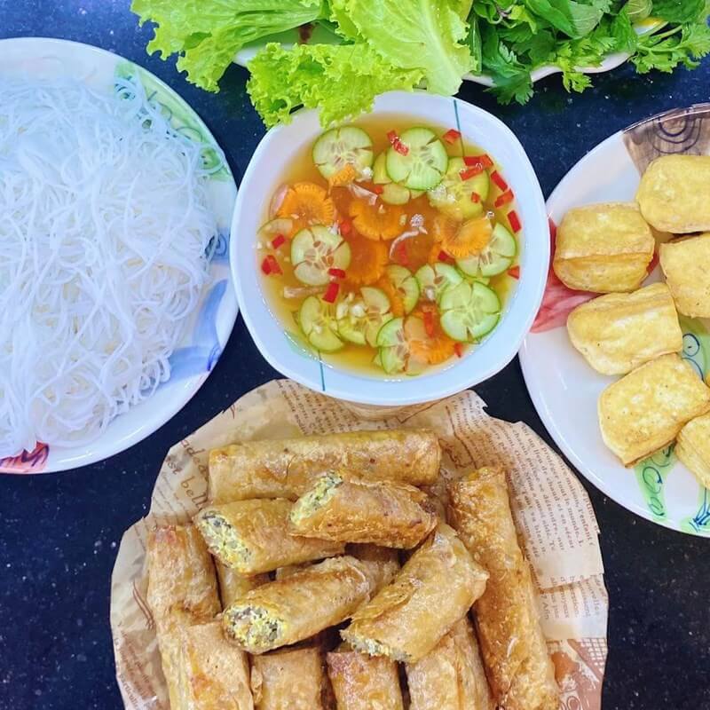 Les nems au poulet bien dorés