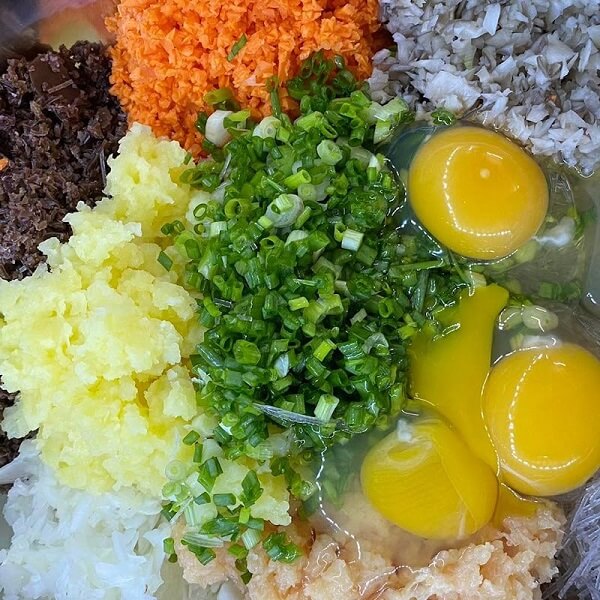 Mettez tous les ingrédients dans un grand bol