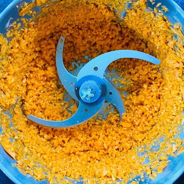 Oignons et les carottes broyés