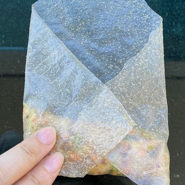 Pliez les bords en deux et roulez-le