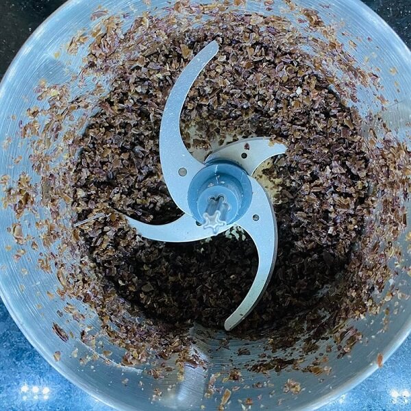 Vermicelles et les champignons Oreille-de-Judas broyés