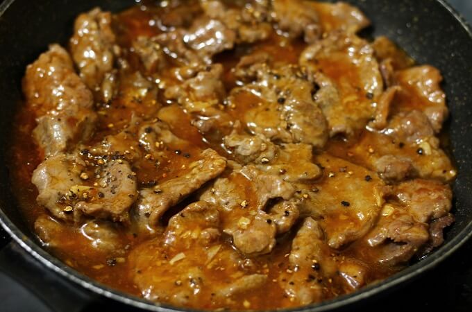 Fécule de tapioca avec de l'eau pour aider la sauce à épaissir