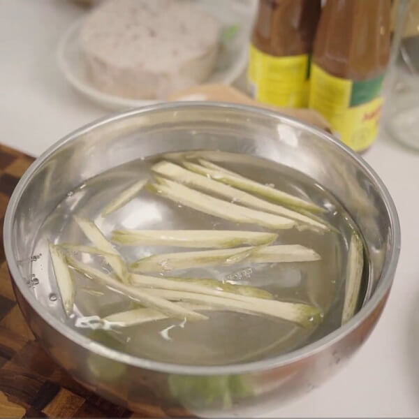 Trempez les immédiatement dans un bol d'eau salée diluée