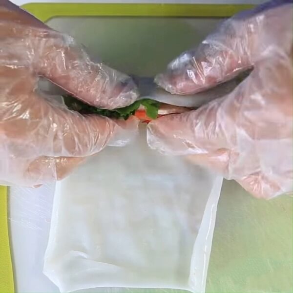 Vous mettez 1 fine tranche de poitrine de porc, quelques crevettes acidulées et vous roulez bien