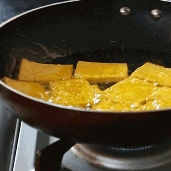 Tofu frit avec les deux côtés dorés