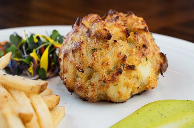 Délicieux beignet de crabe grillé