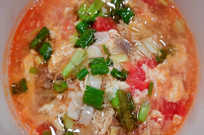 Soupe aux œufs et aux champignons délicieuse