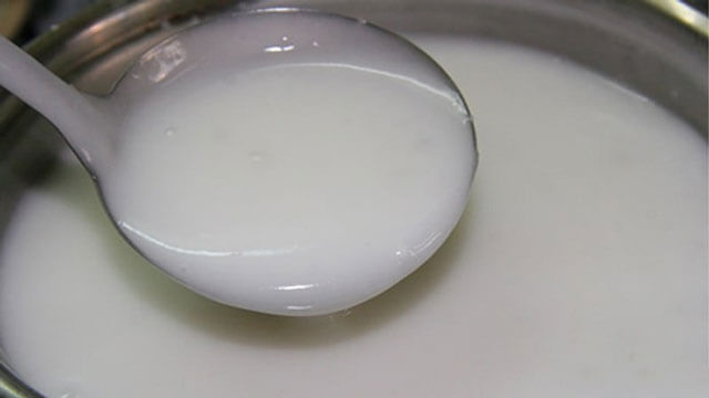 Le riz est broyé en poudre