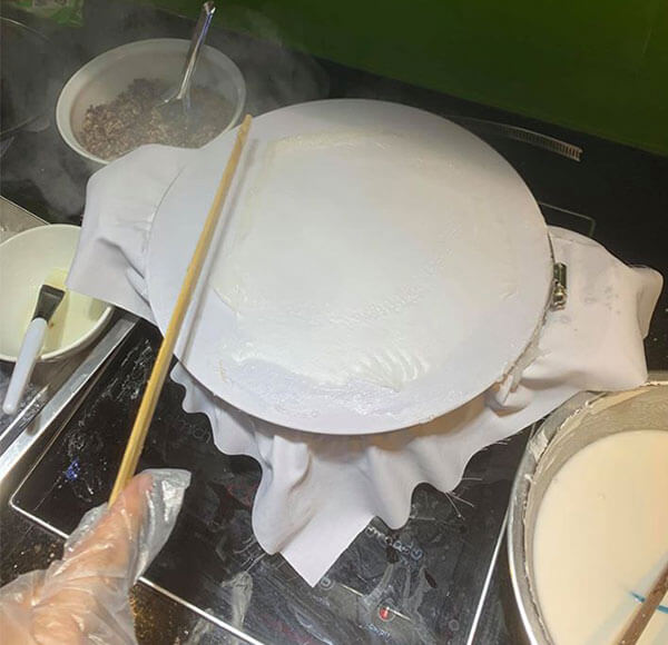 Étalez rapidement la pâte pour que la galette soit cuite uniformément, sans grumeaux