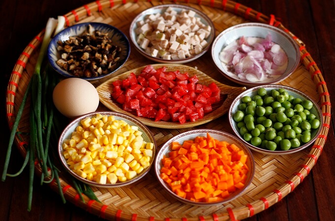 Coupez les ingrédients en cubes ou en dés