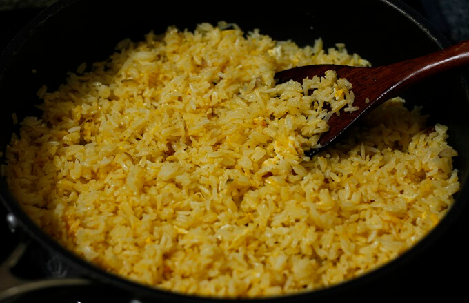 Les grains de riz absorbent l'assaisonnement