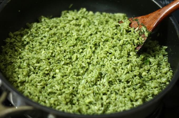 Ajoutez les feuilles de basilic moulues