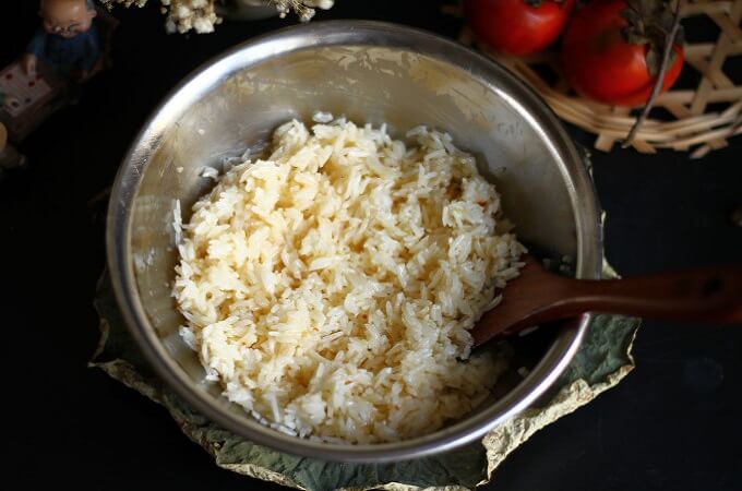 Laissez le riz au réfrigérateur pour raffermir les grains de riz