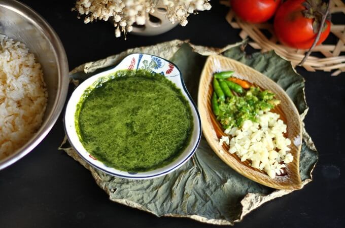 Réduisez les feuilles basilic citron en purée