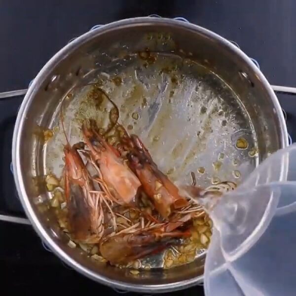 Faire sauté les têtes crevette est une bonne astuce pour la soupe