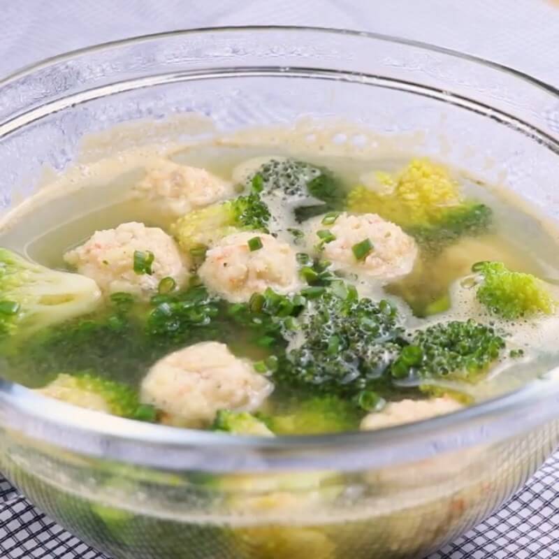 Soupe de brocoli cuisinée aux crevettes et graines de lotus