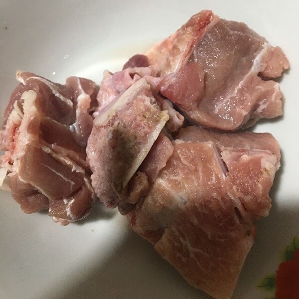 Comment choisir des os de porc frais