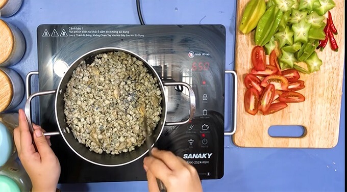 Ajoutez la chair des corbicules et faites sauter pendant environ 1 minute