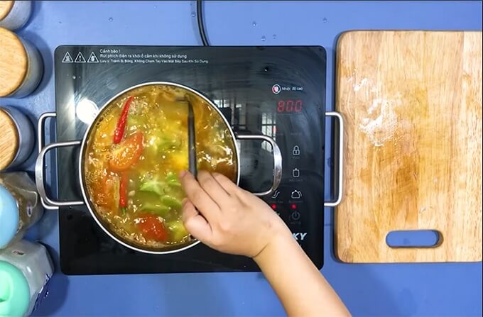 Remuez bien et attendez que la soupe bout à nouveau