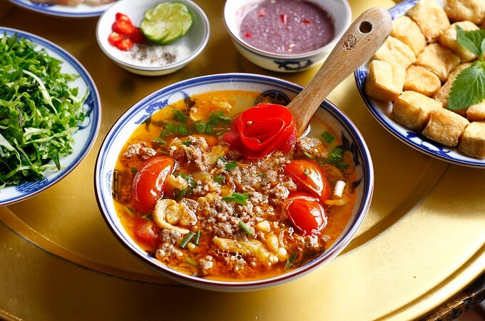 La délicieuse soupe de crabe avec tofu frit