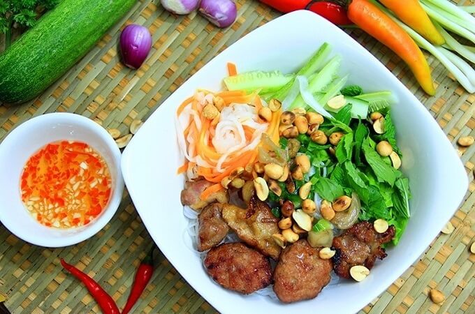 Un bol bun thit nuong pleine de saveurs avec des ingrédients frais