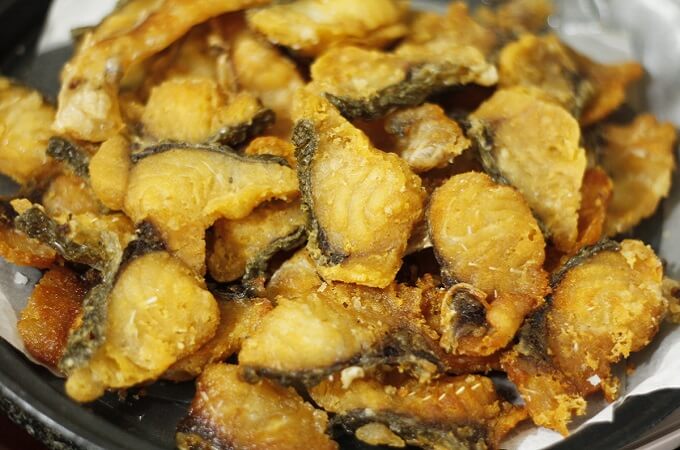 Déposez les morceaux poisson frit sur du papier absorbant l’huile