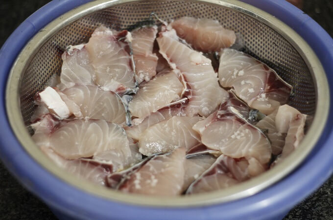 Frottez le poisson avec du citron et du sel pour éliminer l'odeur