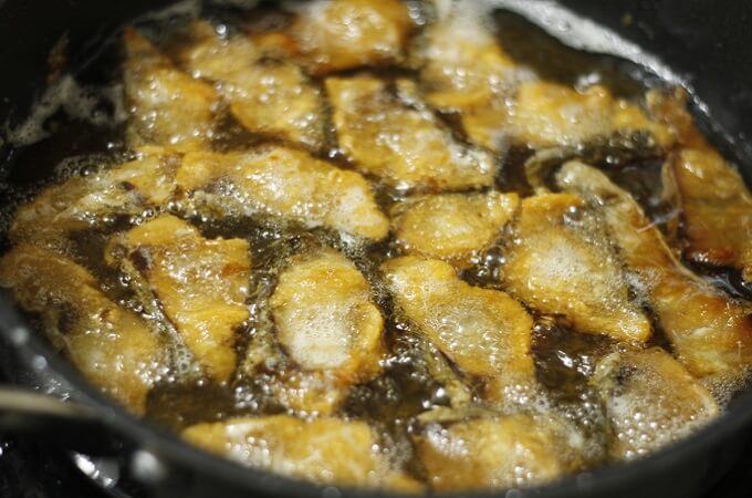 Le poisson croustillant conserve la saveur boisée parfumée