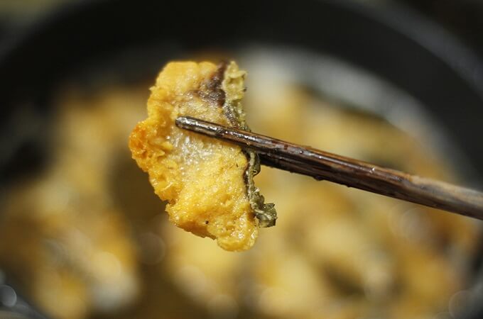 Le poisson frit est naturellement doré à l’extérieur