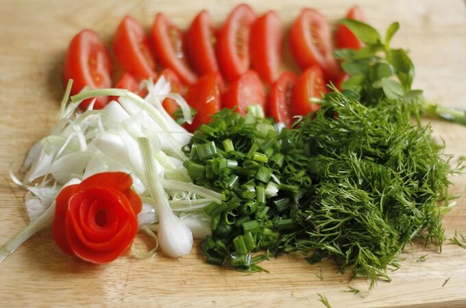 Tomates, ciboules, aneth traités comme ci