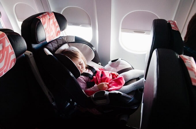 Vous pouvez apporter un siège auto pour votre bébé dans l’avion pour son confort