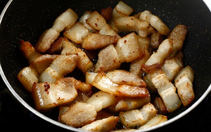 Du lardons thit ba chi poêlées