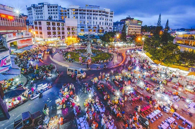 Marché nocturne à Da Lat