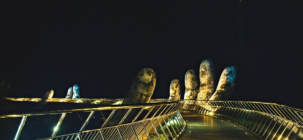 Le pont d'Or s'illumine la nuit