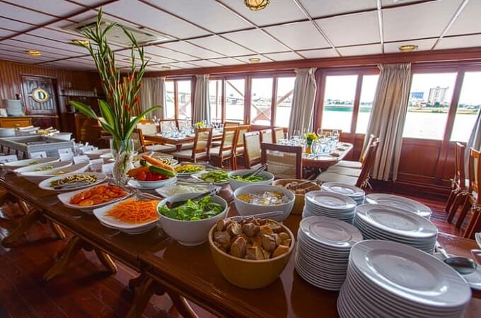 Espace de restauration sur le RV Tonle Pandaw Cruise